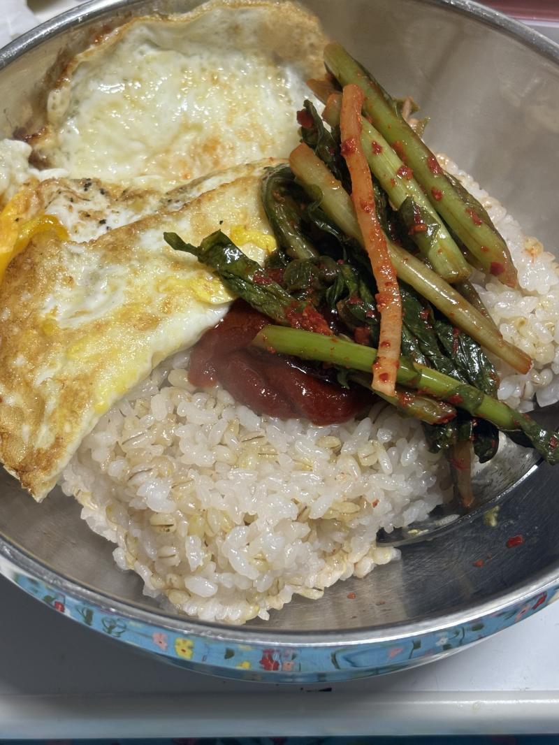 입맛없어서 열무에 비벼먹었어