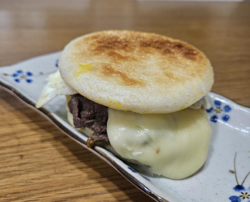 아침으로 잉글리시 머핀 샌드위치 만들어묵음 불고기 베이크 땡겨서 불고기 넣고 만들었는데 맛도리더라! 배불러서 기분 조음