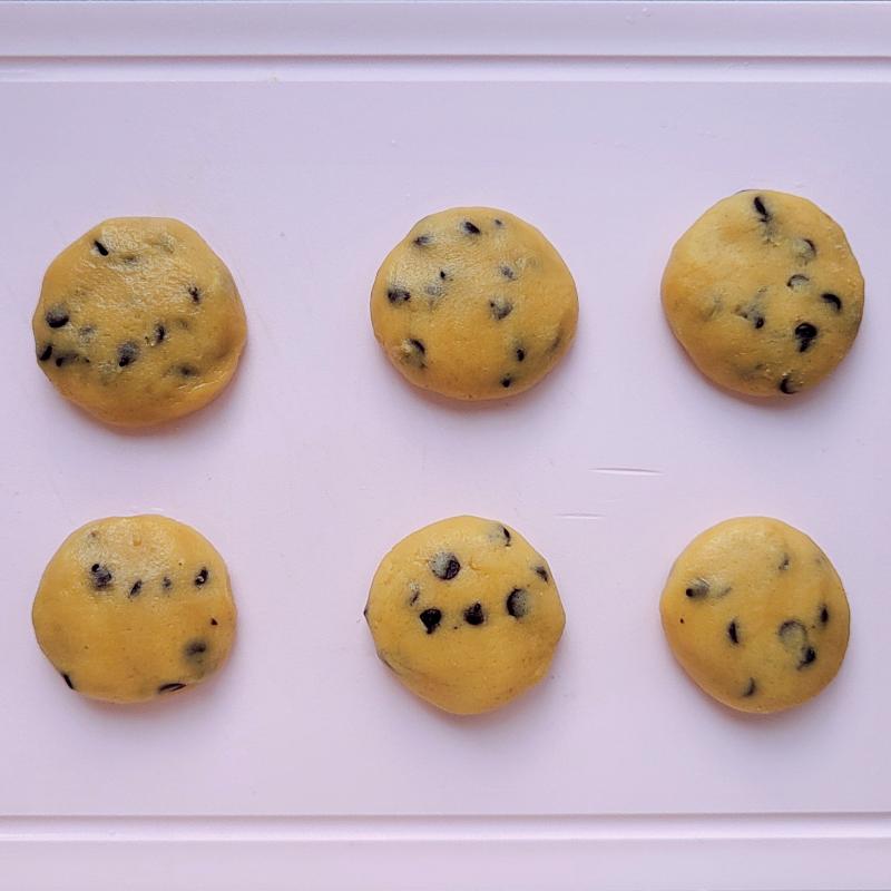 발렌타인데이 기념 초코칩 쿠키랑 크루키 구웠는데 기분이 너무 구려져서 사진은 못 찌굼 모든 의욕이 상실 되어따