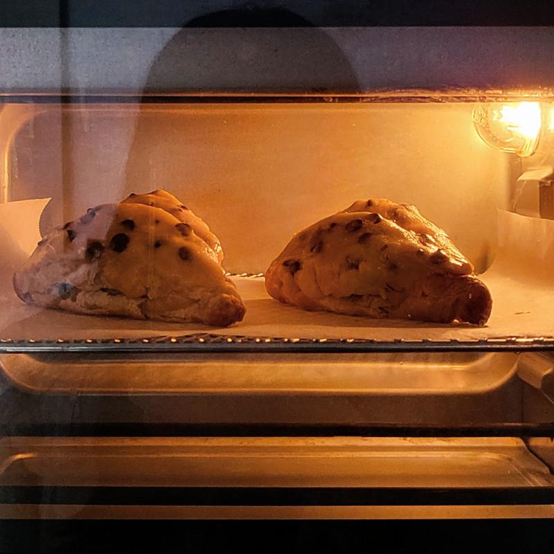 발렌타인데이 기념 초코칩 쿠키랑 크루키 구웠는데 기분이 너무 구려져서 사진은 못 찌굼 모든 의욕이 상실 되어따