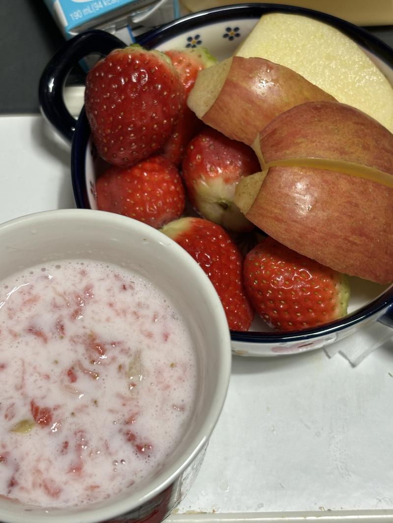 밥이 아닌 간식 올리는 이유는 카레를 아직 못해치워서야... 수제 딸기라떼와 딸기랑 사과