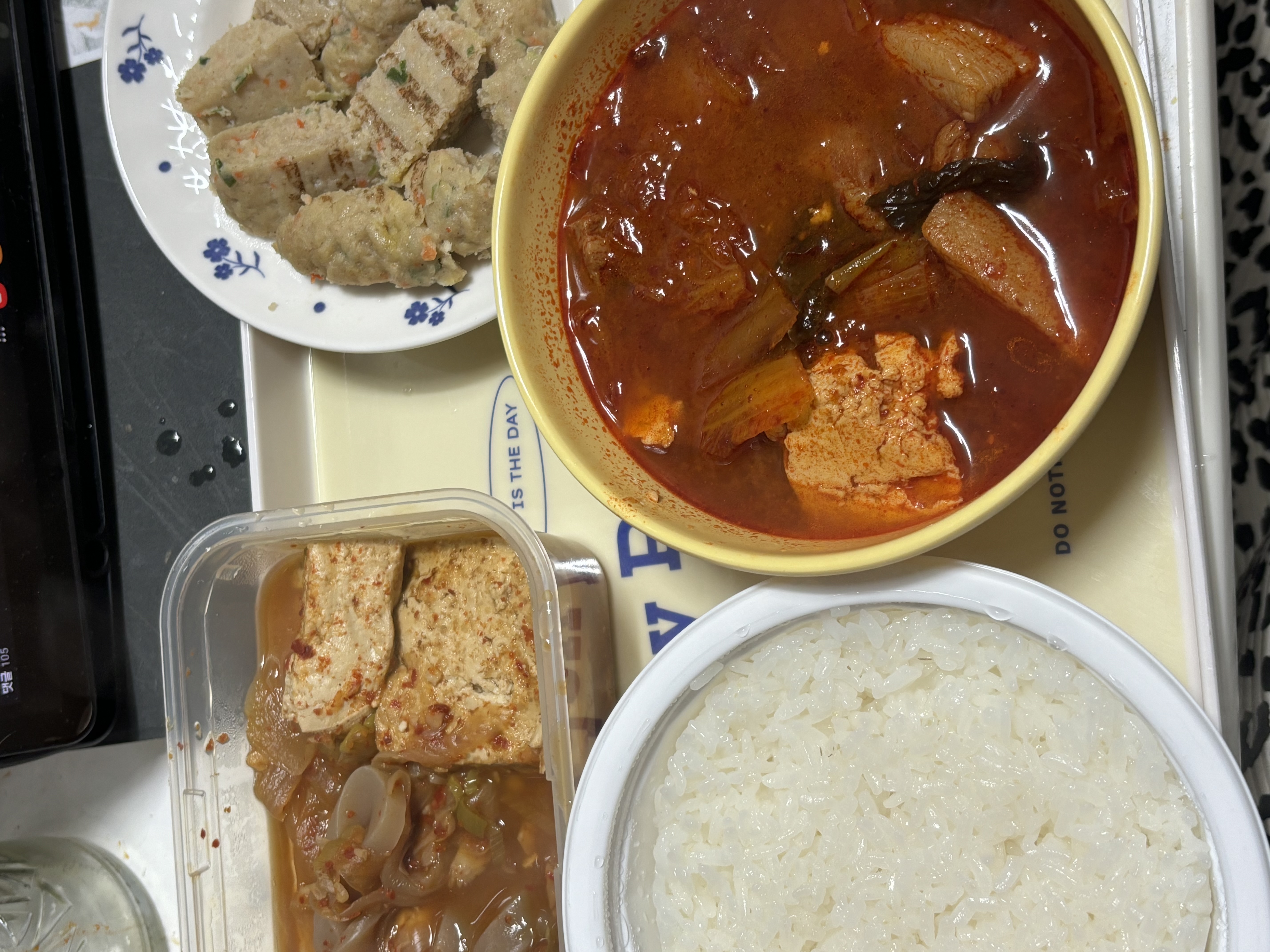 두부조림 닭찌찌스테이크 김치찌개 김찌 엄ㅁㅁㅁ청 맵게했어 후식 기대해줘