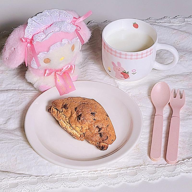 크루키🥐 우유🥛 💬 크루키는 역시 겉바속촉🥐🩷안에는 약간 덜 익은 촉촉 쿠키 반죽이 있어야 제맛🩷크루키는 🥕빌런 신경 쓴다고 오븐을 늦게 들여다