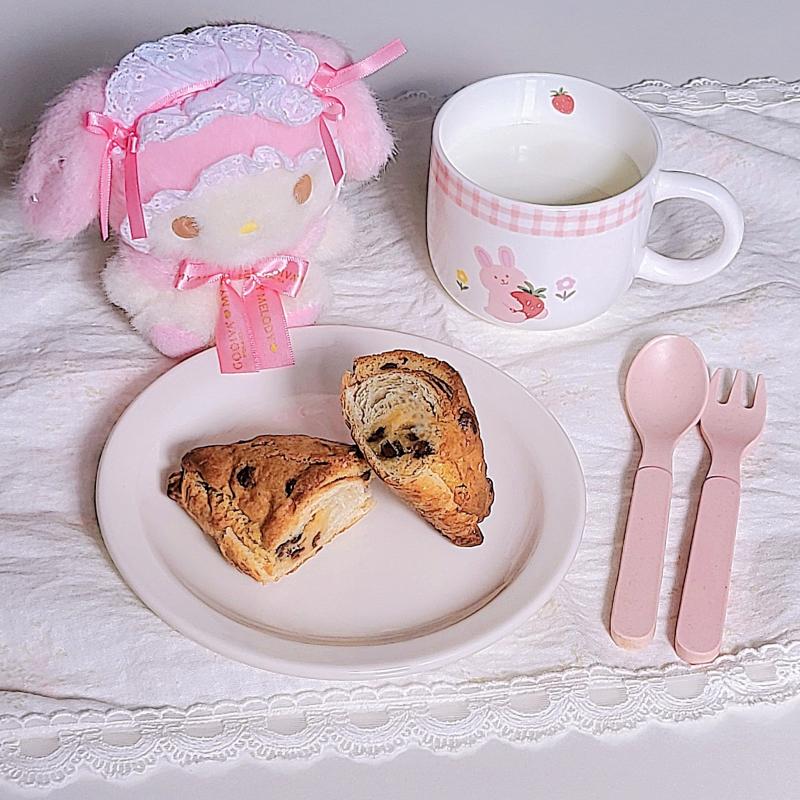크루키🥐 우유🥛 💬 크루키는 역시 겉바속촉🥐🩷안에는 약간 덜 익은 촉촉 쿠키 반죽이 있어야 제맛🩷크루키는 🥕빌런 신경 쓴다고 오븐을 늦게 들여다