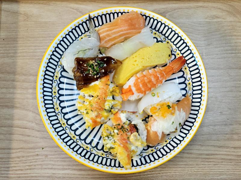 아침엔 초밥 🍣 (맛나게 찍었는데 안 이쁘게 올라와져 왜ㅐ 피겨 선수권 대회 있다는거 뒤늦게 알아서 아침에 격하게 후회했다,,흑 자원봉사자 모집