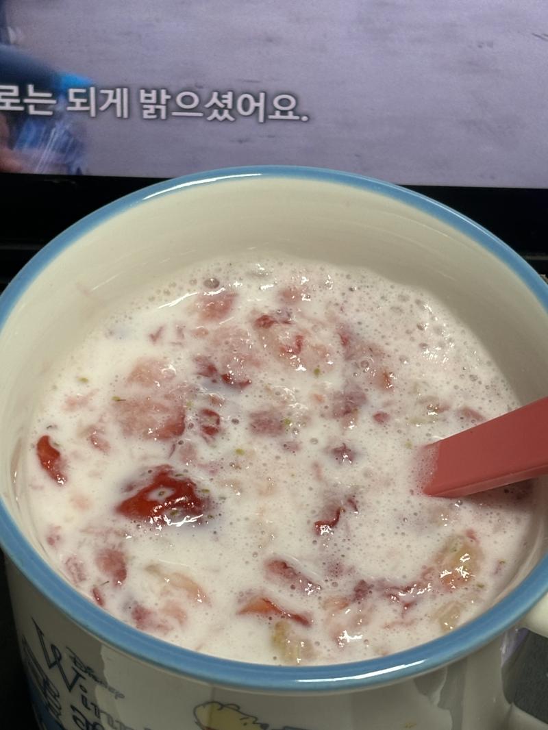 배부르니까 딸기라떼