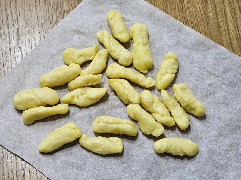 음 엄.... 분명 제대로 만들었고 맛도 있거든..? 근데 왤케 노란 굼뱅이 or 누에고치 같지......?? 뇨끼 너무 대충 빚었나...