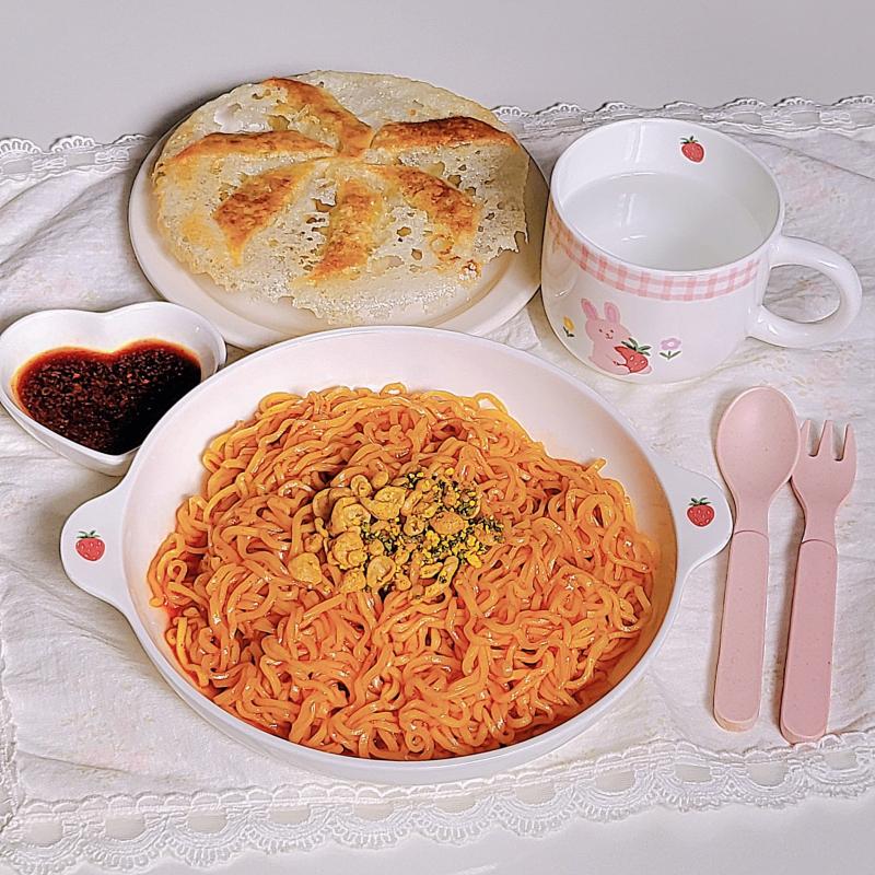 배홍동 쫄쫄면🍝 군만두🥟 💬 나 군만두 잘 굽지 않나여? 이제 눈꽃만두쯤이야 에헴!!'ㅅ'저번보다 잘 구운둡!!👀🩷