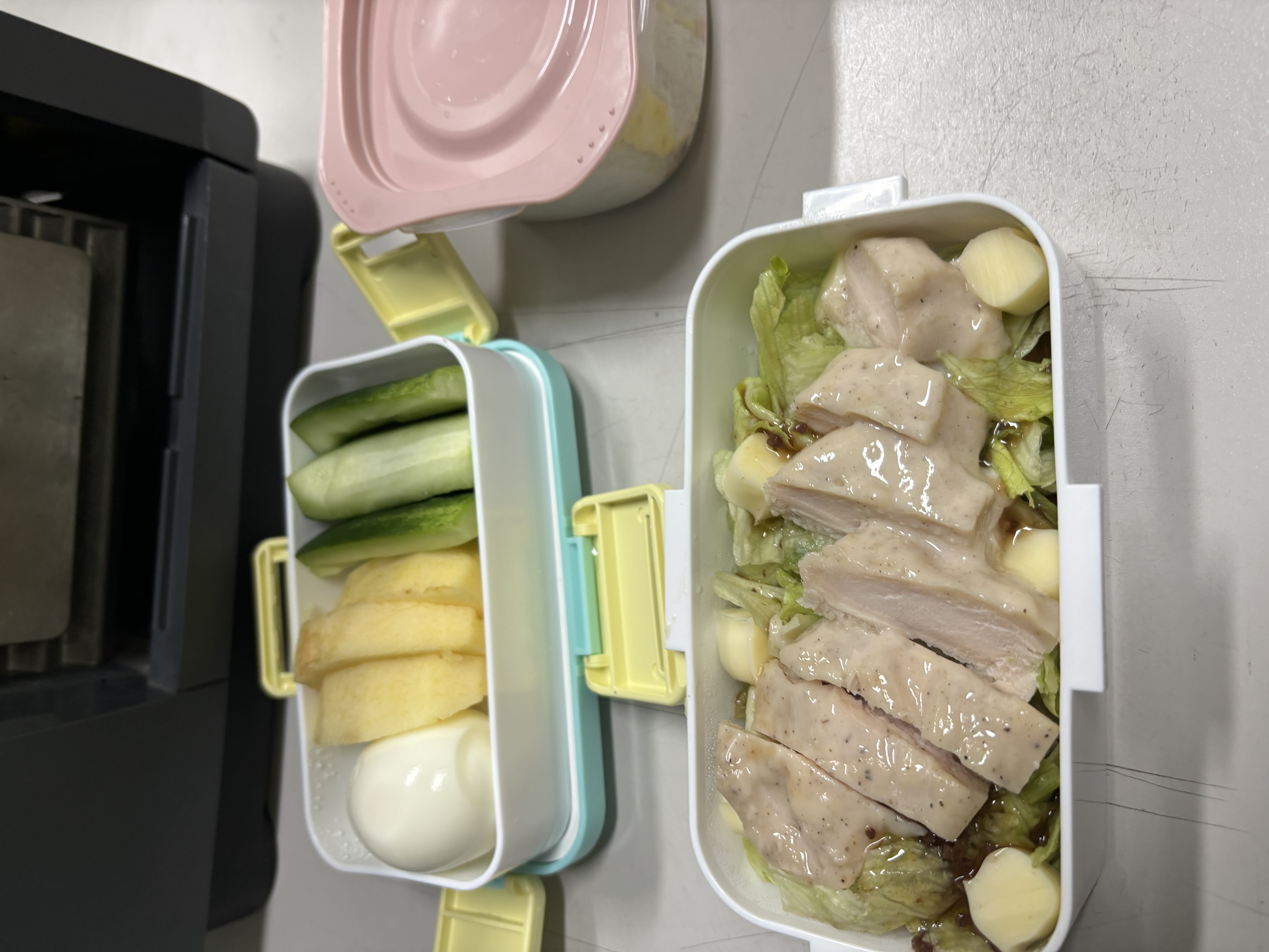 닭찌찌 샐러드에 스트링치즈 계란 오이 사과 에그마요샌드위치 단백질파우더 저녁은 화려하게 먹겠다