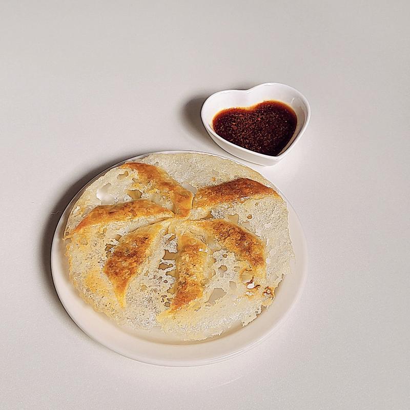 배홍동 쫄쫄면🍝 군만두🥟 💬 나 군만두 잘 굽지 않나여? 이제 눈꽃만두쯤이야 에헴!!'ㅅ'저번보다 잘 구운둡!!👀🩷