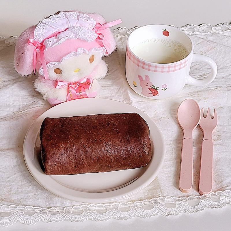 수건케이크🍰 우유🥛 💬 크레이프가 조금 두꺼운지 퍼석한지 약간 거슬리고 식물성 크림의 느글거리는 맛만 없었다면 더 좋았을걸 맛 자체는 맛있었듬