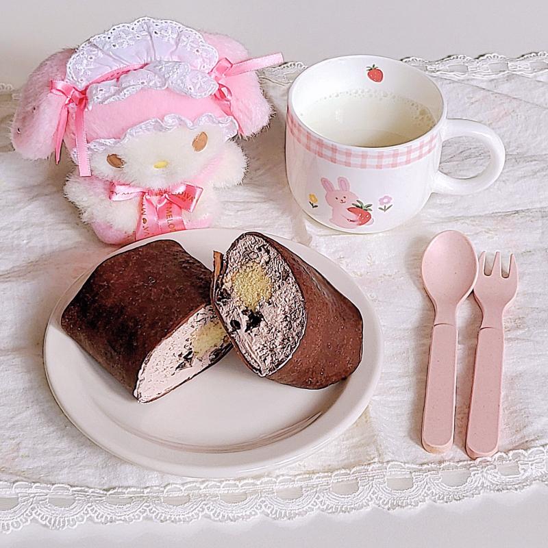 수건케이크🍰 우유🥛 💬 크레이프가 조금 두꺼운지 퍼석한지 약간 거슬리고 식물성 크림의 느글거리는 맛만 없었다면 더 좋았을걸 맛 자체는 맛있었듬