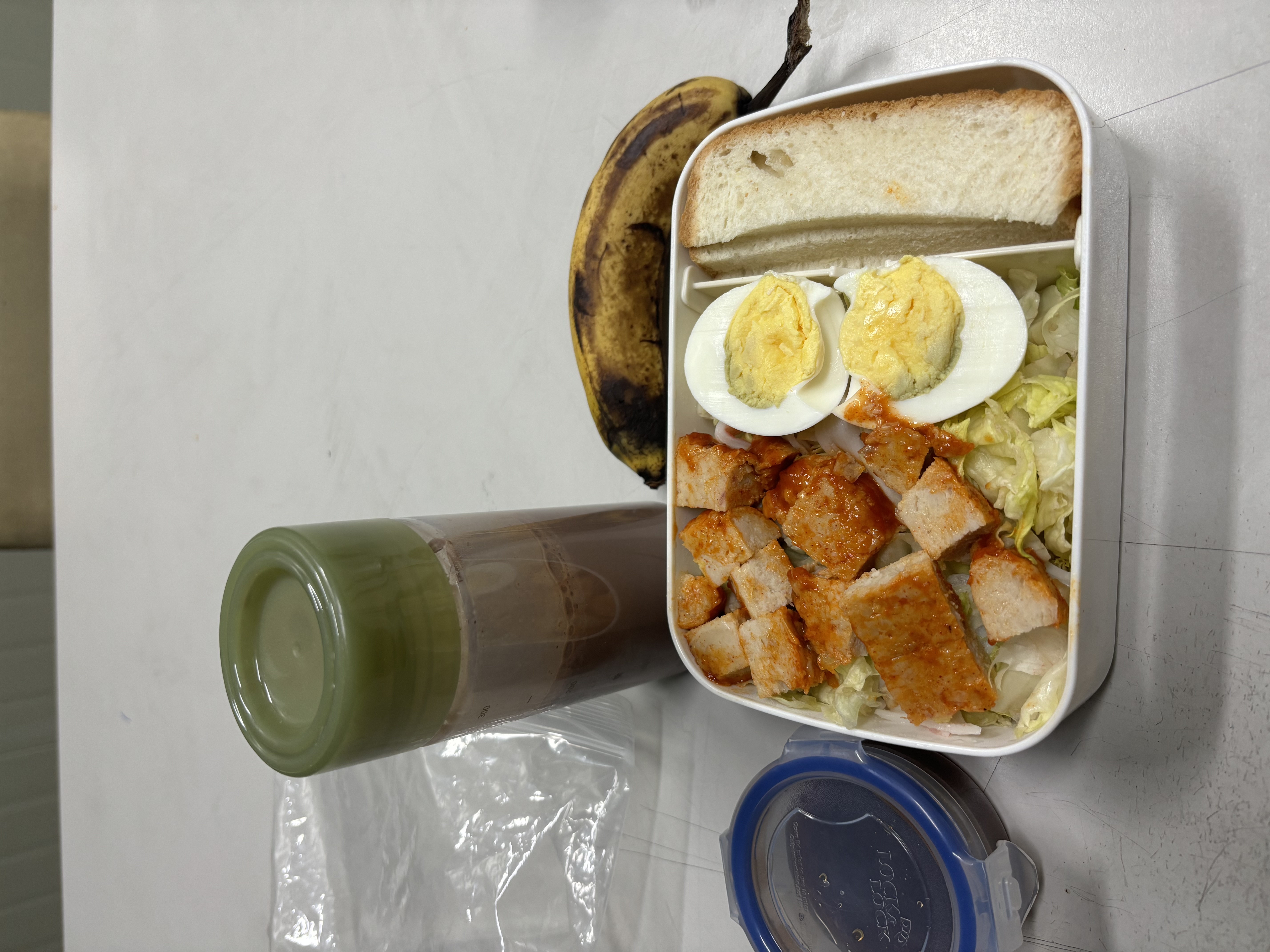 오늘먹은거 해물짬뽕맛 닭찌지 스테이크인데 땀뽕맛은모르겠고 너무 매웠어(신라면 못먹는사람) 너무 배고파서 죽어가는 바나나하나 더