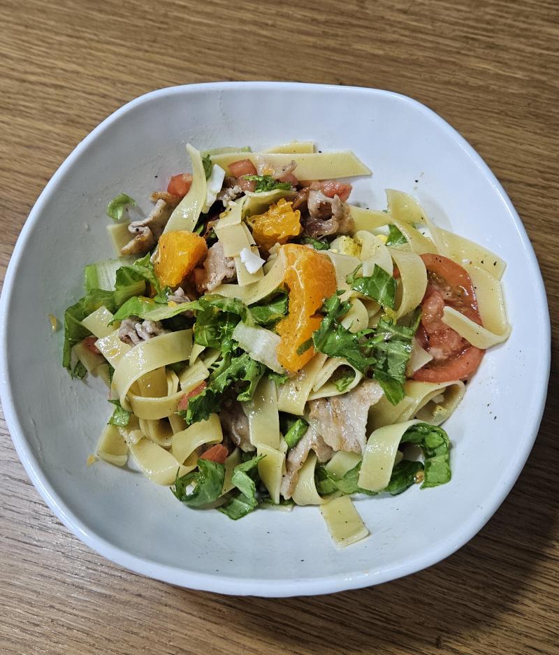 오늘은 맛난 샐러드 파스타를 해먹었다쥬🍝 다이어트 중이라 건강한 식단을 챙기려 하는데 이러다가 걍 건강한 돼지되게 생겼어ㅋㅋㅋ큐ㅠㅠㅠ
