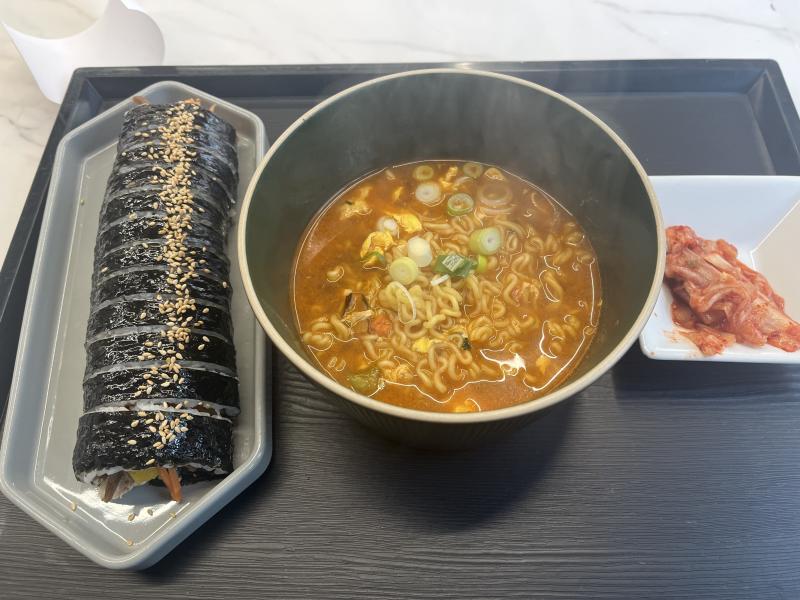 >>664 드디어집도착♡♡ 아까먹기전에찍었던 스레주 먹이 김밥생각보다커서 좀놀랫음