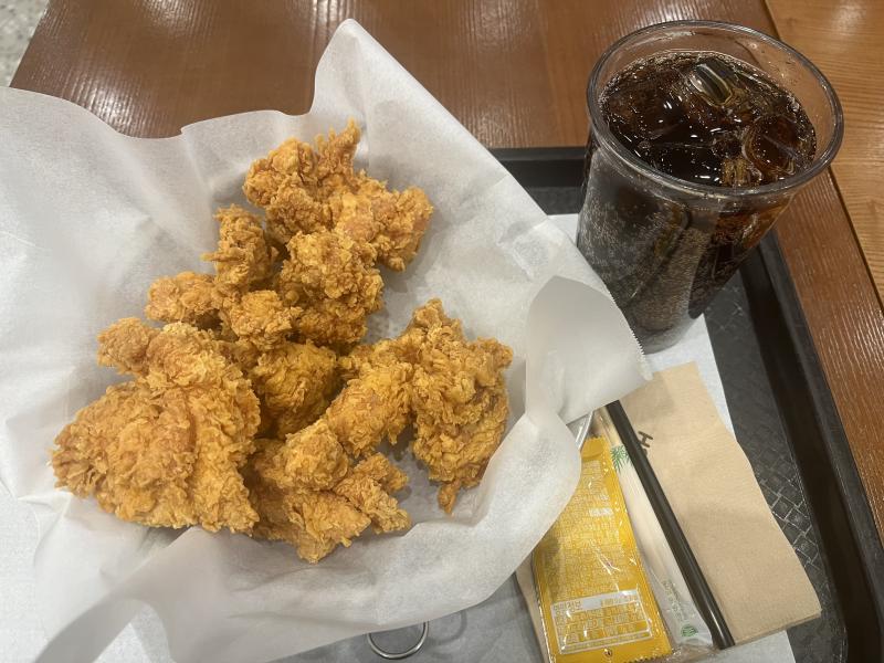 몇시간전에 맘터가서찍은 스레주 먹이 순살후라이드치킨 맛있긴한데 1~2조각쯤 남았을때쯤엔 물리고 배불러서 먹기 좀 버겁더라 맛있지만 앞으론 원래처