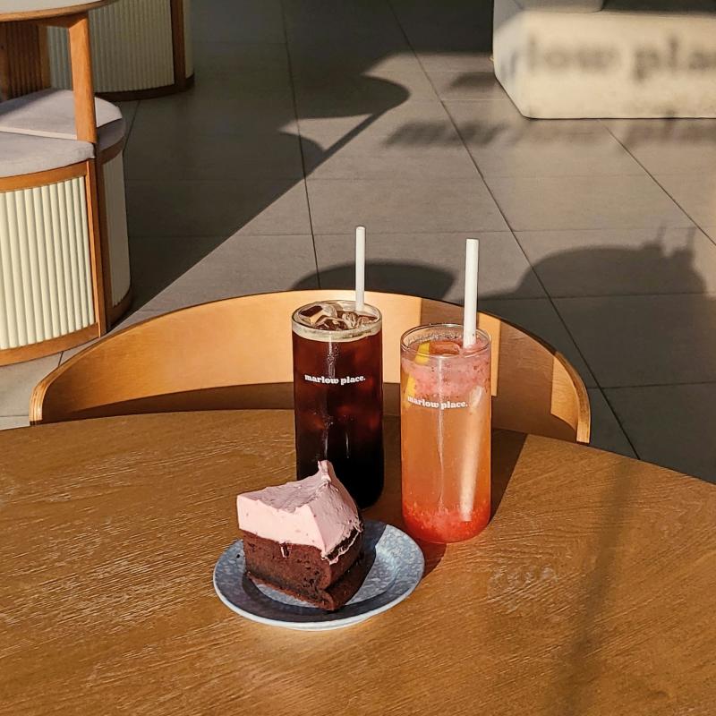 라즈베리 쇼콜라🍰 아메리카노☕️ 딸기 레몬 에이드🍓 💬 딱 햇살 잘 들어올 때 가서 사진 건지고 온🩷
