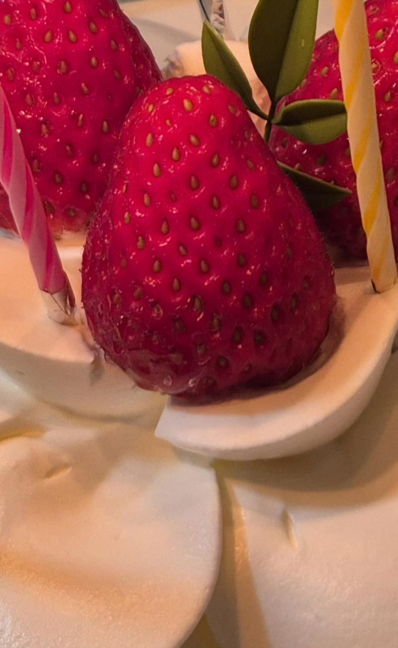 생케 작은 케이크로 사서 엄마랑 반 나눠서 다 먹구 소세지빵도 반 나눠서 먹음. 오늘 정말 탄수 폭탄이군...... 먹은 케이크사진~ 약간 용맹