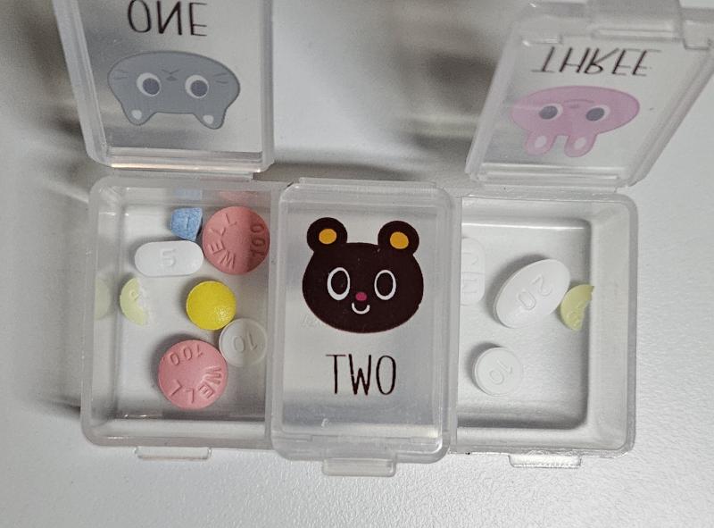 >>789 어제 병원을 다녀왔고, 약 구성이 조금 바뀌었다. 원래는 아침, 저녁, 취침전 이렇게 하루3번 복용을 했었는데 이제는 아침과 취침전에