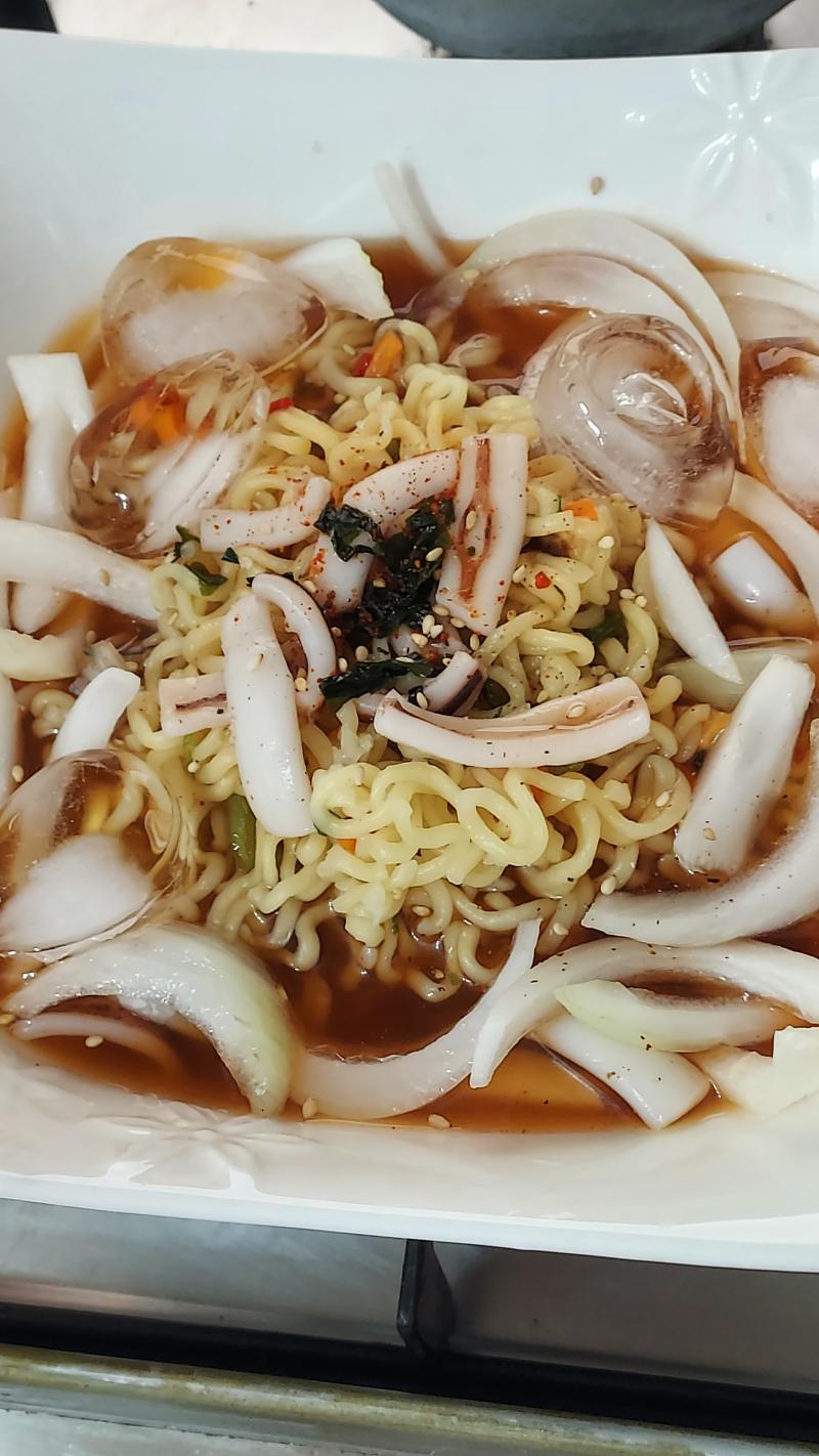 어제 만들어먹은 냉라면이랍니다 맛이없는건아닌데 굳이 또 만들어먹지는 않을것같아요