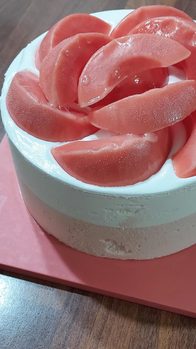 복숭아 아이스크림켘🍑🍨 사각사각한 샤베트랑 요거트 아이스크림의 조화가 좋아요🤤 양은 은근 많아서 자른 다음 호일에 싸뒀어용