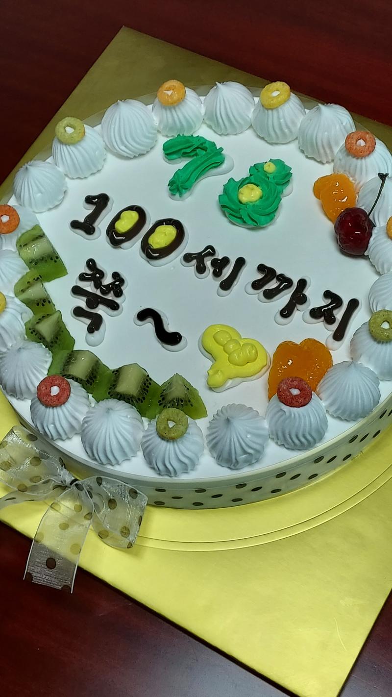 외할머니 생신 케잌 너무 귀엽지않나요?!! 크림 느끼한 케잌인가 생각했는데 안물리고 맛있었다🥹🤤