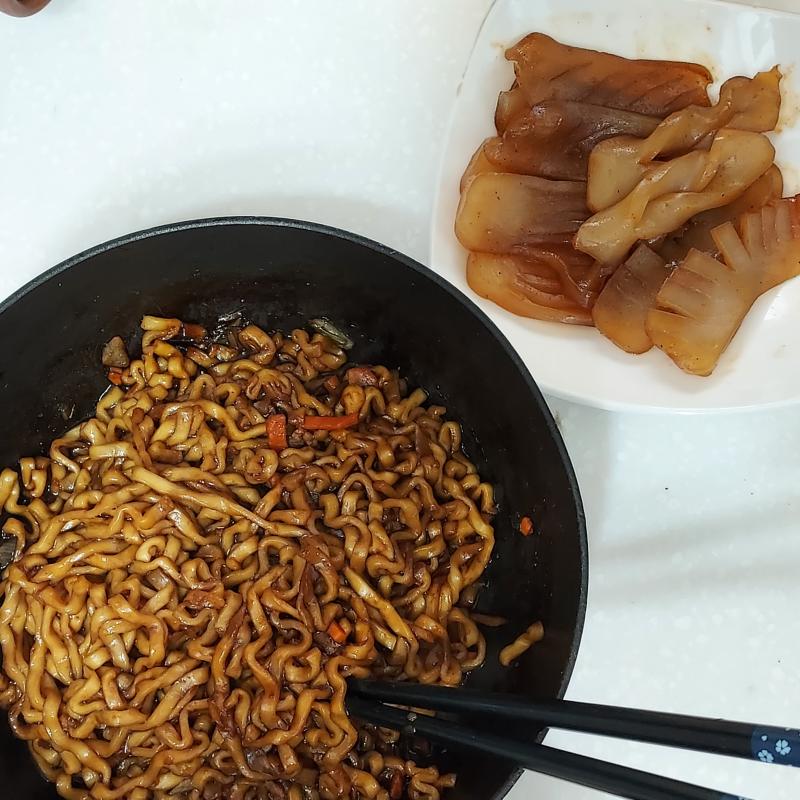 점심은 짜장라면과 마라곤약조림 맛있겠죠????😍