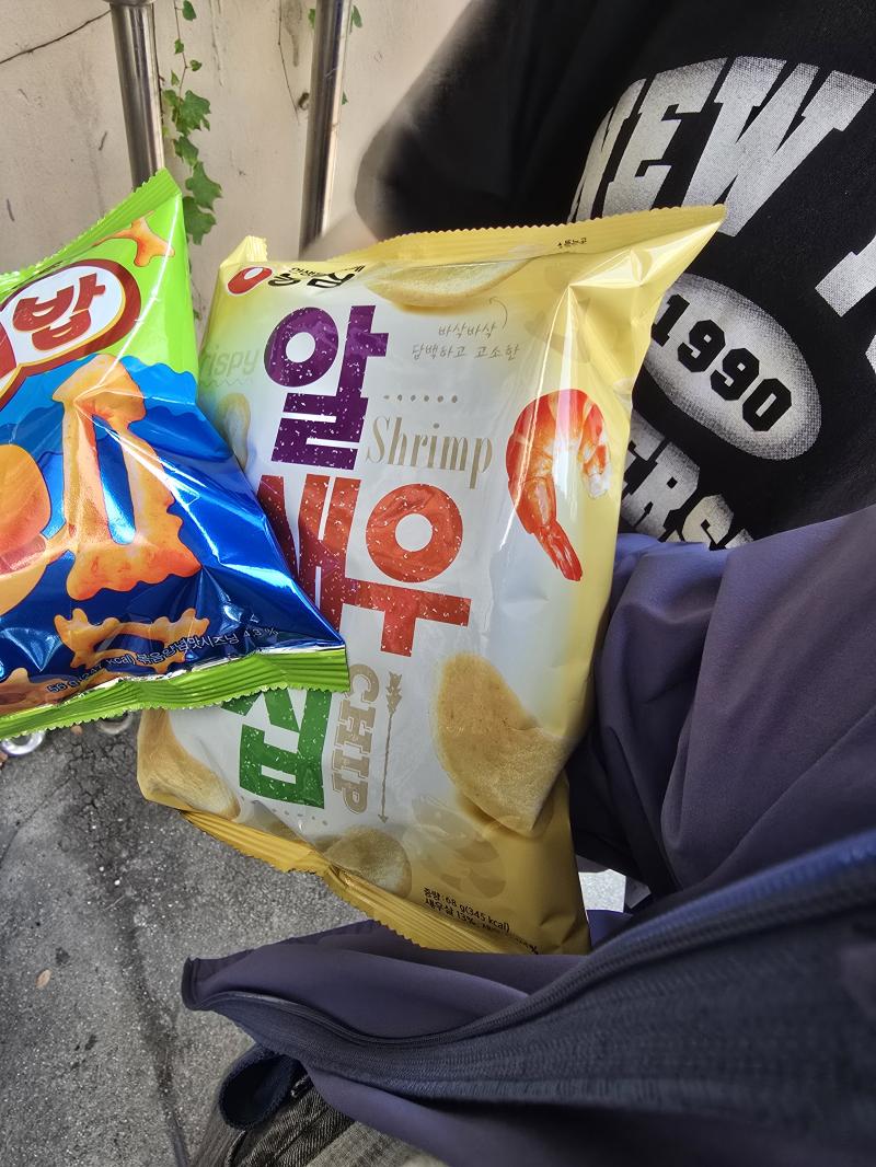 오늘의 외출 기념품: 왕고래밥과 알새우칩