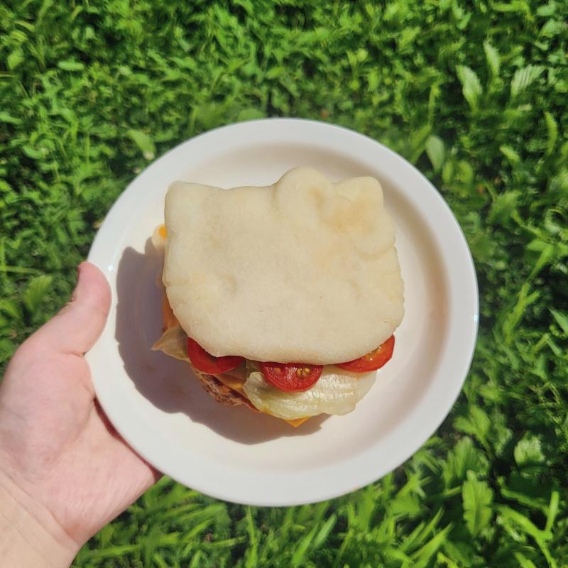 더블치즈 키티버거🍔 치킨너겟🍗 우유🥛 💬 생일이라고 오랜만에 힘내따 쌀가루번에 닭가슴살패티, 특제 스리라차소스🩷