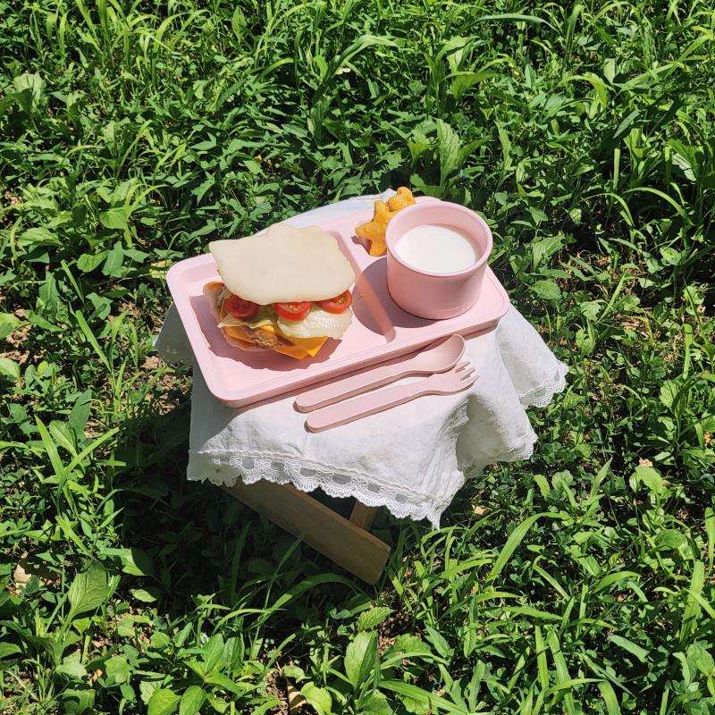 더블치즈 키티버거🍔 치킨너겟🍗 우유🥛 💬 생일이라고 오랜만에 힘내따 쌀가루번에 닭가슴살패티, 특제 스리라차소스🩷