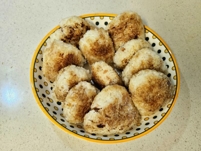 🍘【焼おにぎり 구운 주먹밥】 이번 달 초에 다른 나라 음식을 다섯개정도 하겠다는 계획을 세웠다. 그래서 하게 된 일본 요리. 과정이 번거로운 건