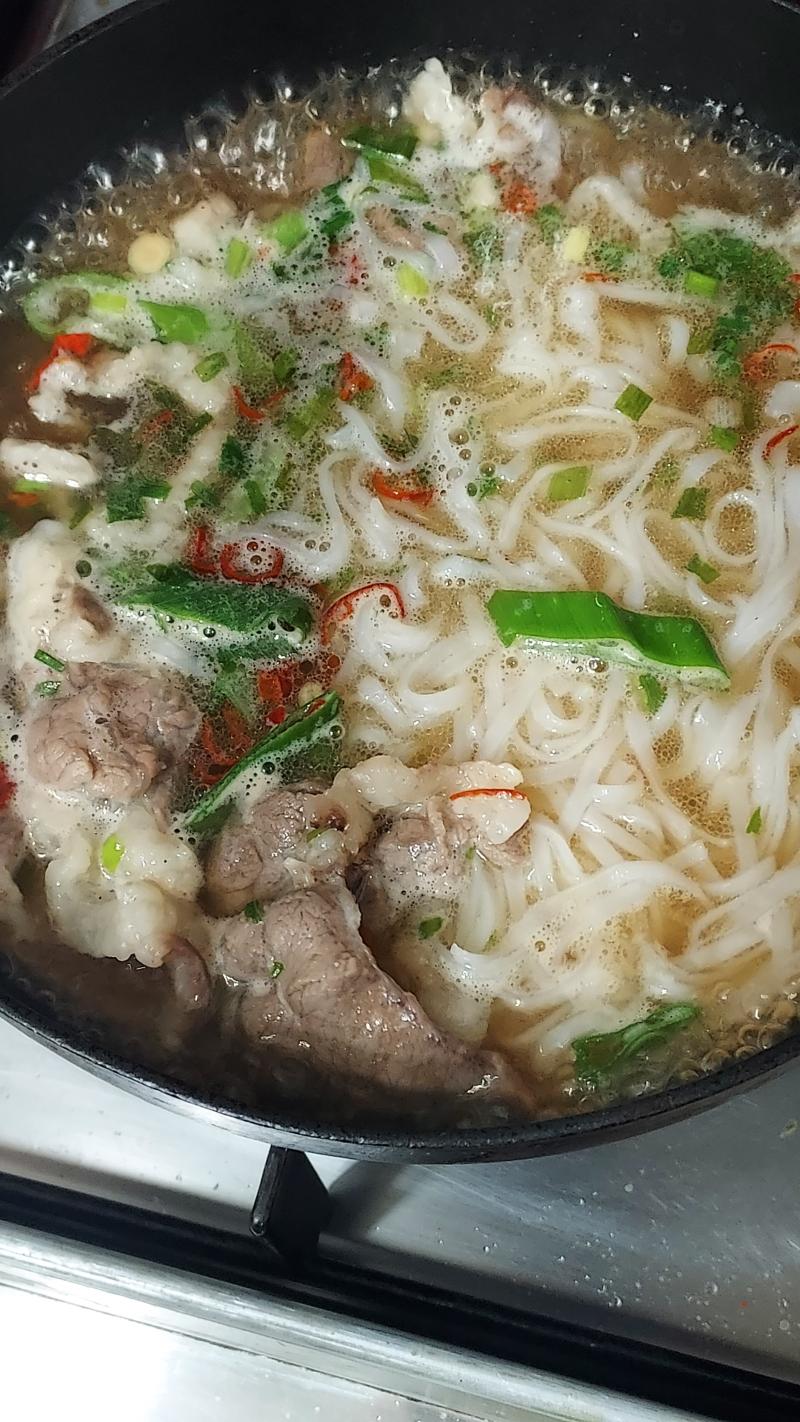 오늘 저녁에 먹은 샐러드파스타랑 쌀국수 뭐 먹을까 고민하다가 그냥 다 먹어버려!!😆