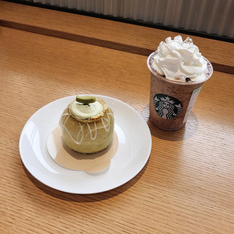 멜론쿠헨🍈 칩 앤 칩 모카 프라푸치노☕️ 💬 생일쿠폰 쓰기 완🩷푸푸치노 자바칩 반반 9번 추가하니 마싯듬 모카맛보다 초코맛이 더 났지만ㅋㅋㅋ바닐