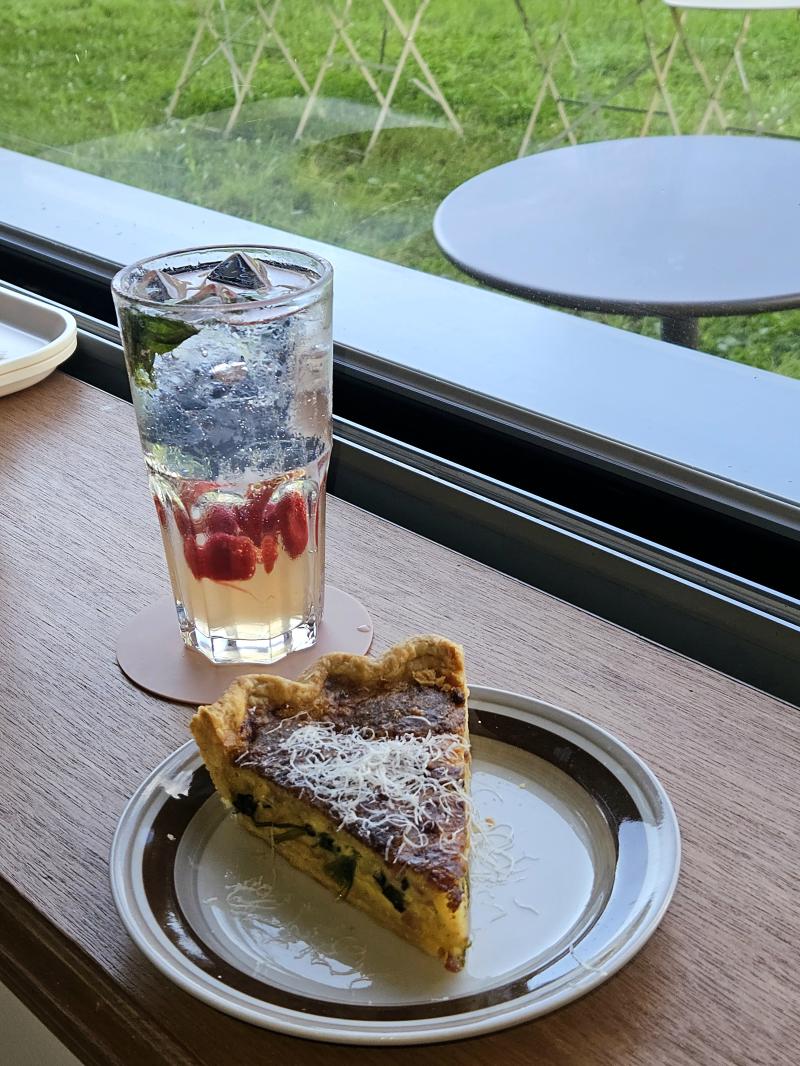 암튼 친구랑 키쉬랑 토마토 바질 에이드는 맛나게 조지고 콩국수에서 와르르 무너짐.. 내취향 아니더라.. 친구랑 나눈 대화가 굉장히 즐거웠삼! (