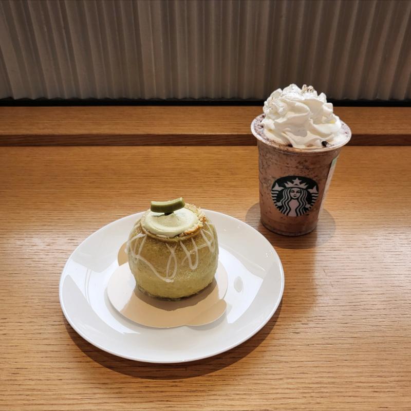멜론쿠헨🍈 칩 앤 칩 모카 프라푸치노☕️ 💬 생일쿠폰 쓰기 완🩷푸푸치노 자바칩 반반 9번 추가하니 마싯듬 모카맛보다 초코맛이 더 났지만ㅋㅋㅋ바닐