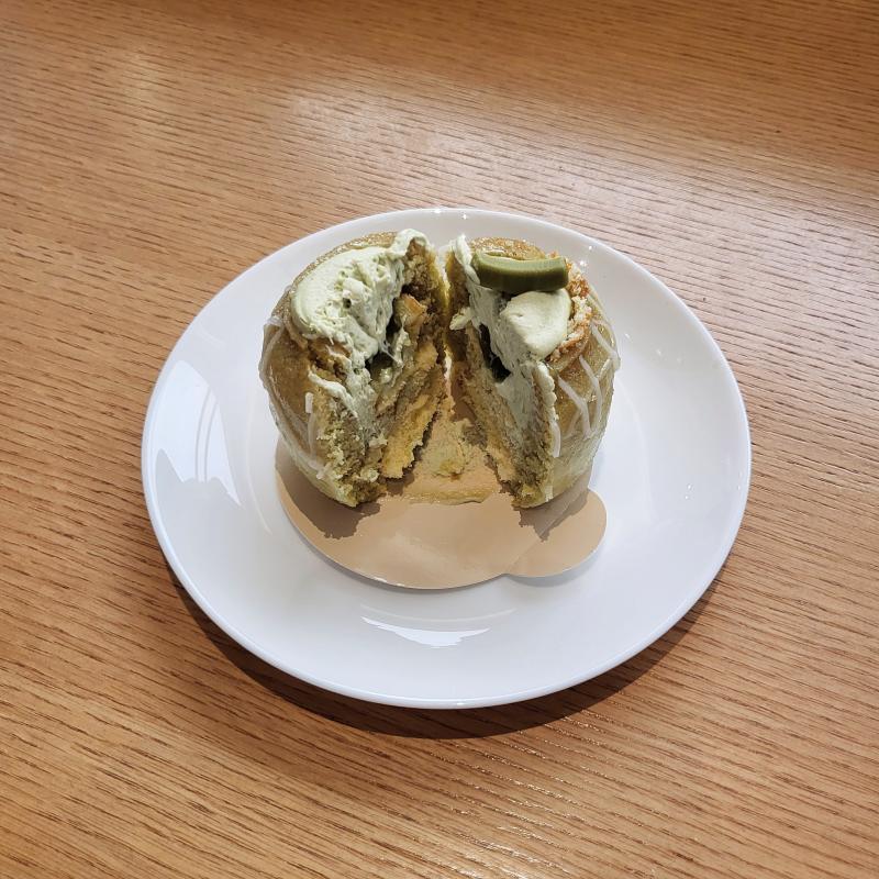 멜론쿠헨🍈 칩 앤 칩 모카 프라푸치노☕️ 💬 생일쿠폰 쓰기 완🩷푸푸치노 자바칩 반반 9번 추가하니 마싯듬 모카맛보다 초코맛이 더 났지만ㅋㅋㅋ바닐