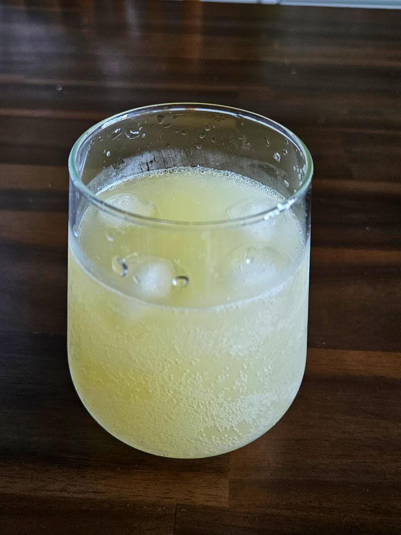 치킨야채볶음밥과 레몬에이드 만들었다🍋 토닉워터랑 레몬즙이랑 꿀, 얼음 넣으면 완성되는 초간단 요리. 새콤하고 시원해서 맛있다. 16시간 공복 다