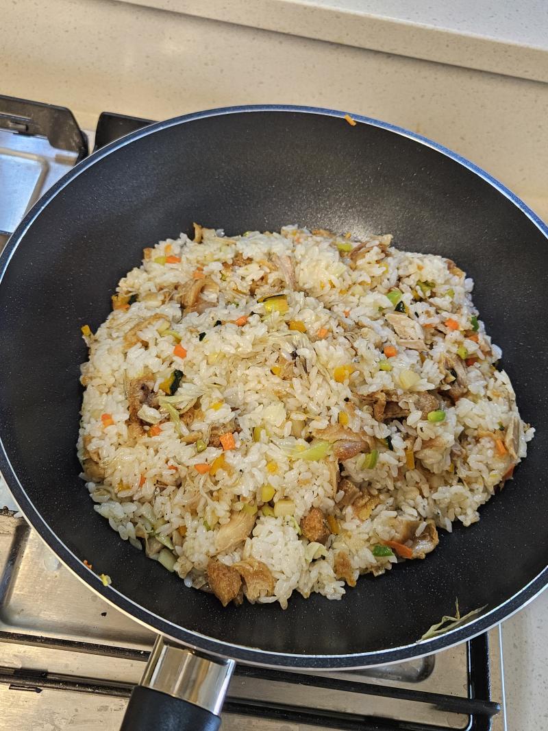 치킨야채볶음밥과 레몬에이드 만들었다🍋 토닉워터랑 레몬즙이랑 꿀, 얼음 넣으면 완성되는 초간단 요리. 새콤하고 시원해서 맛있다. 16시간 공복 다