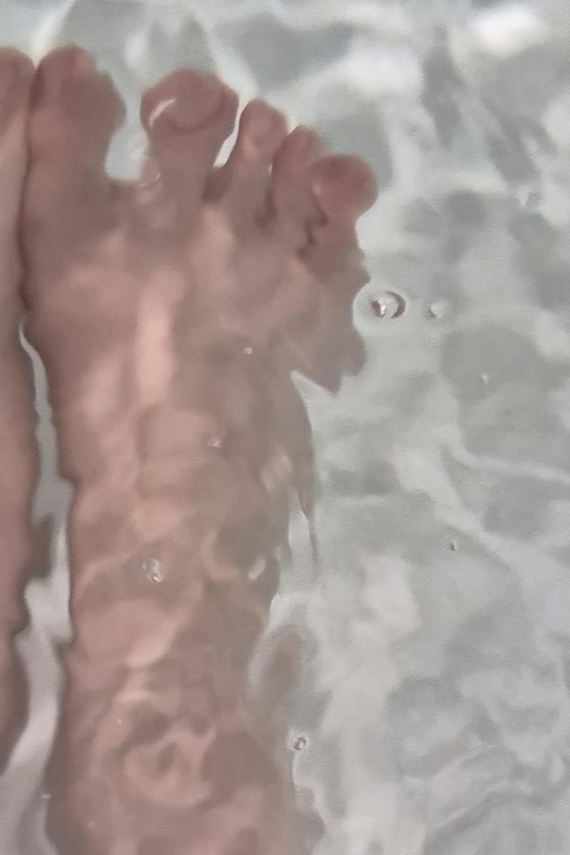 몸에 근육통이....... 여행 사진 공개합니다. 욕조에서 뜨끈하게 몸 지졌음. 새끼발가락 짱웃김. 다른 사진은 크롭해도 좀 애매쓰해서. 점심