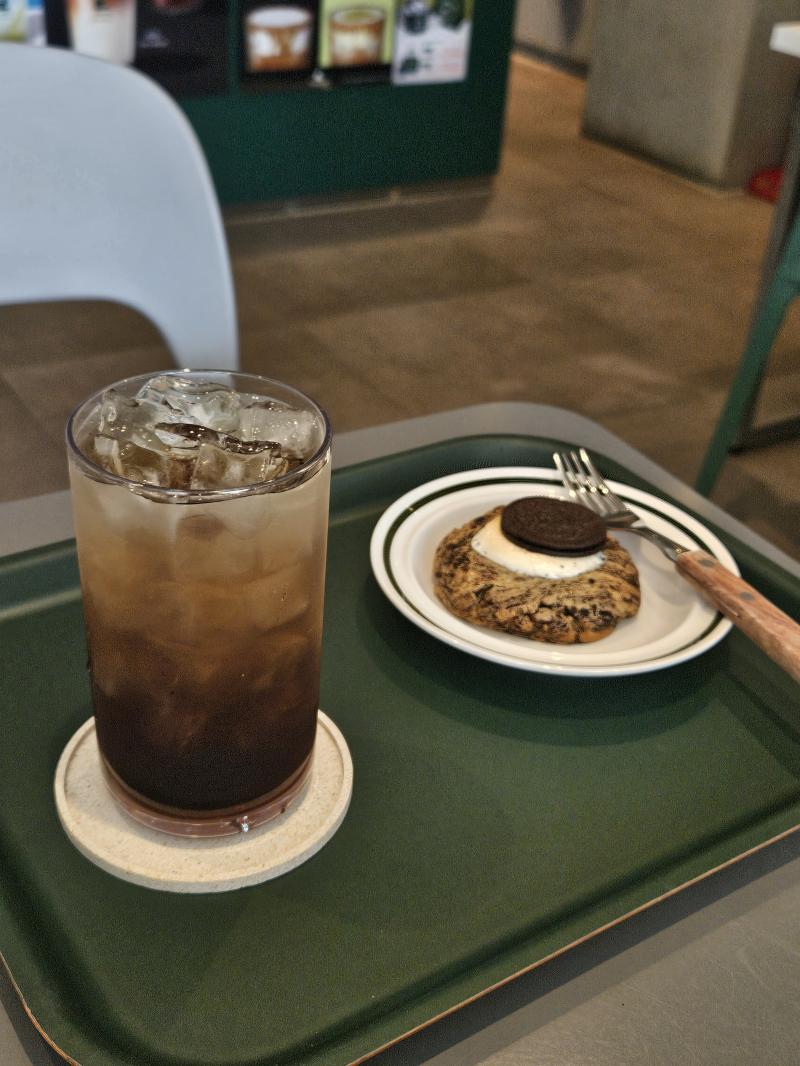 혼자 카페에 왔다. 사장님께 말을 걸어보려고 했으나, 주문은 키오스크에서 하고 마침 알바생 교육을 하고 계셔서 관뒀다. 노트북이나 책 없이 혼자