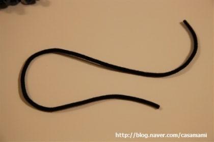 3일전 금요일에 학교갔다왔더니 울집고양이가 머리끈 끊어진걸 통째로 삼켰다는거임(사진참고. 사진은 퍼온건데 저것보다 더 굵은거였음) 일부러 삼키려