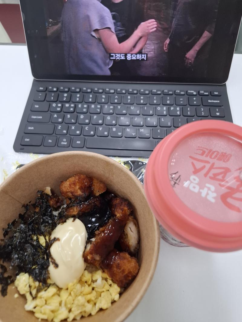 24시간만에 밥먹기 24시간 공복이라 점심을 먹어야 하나 생각햇느데 학교에서 아침을 주네 ㅎㅎㅎ 굳이 점심 안먹어도 되~~ 럭키럭키걸