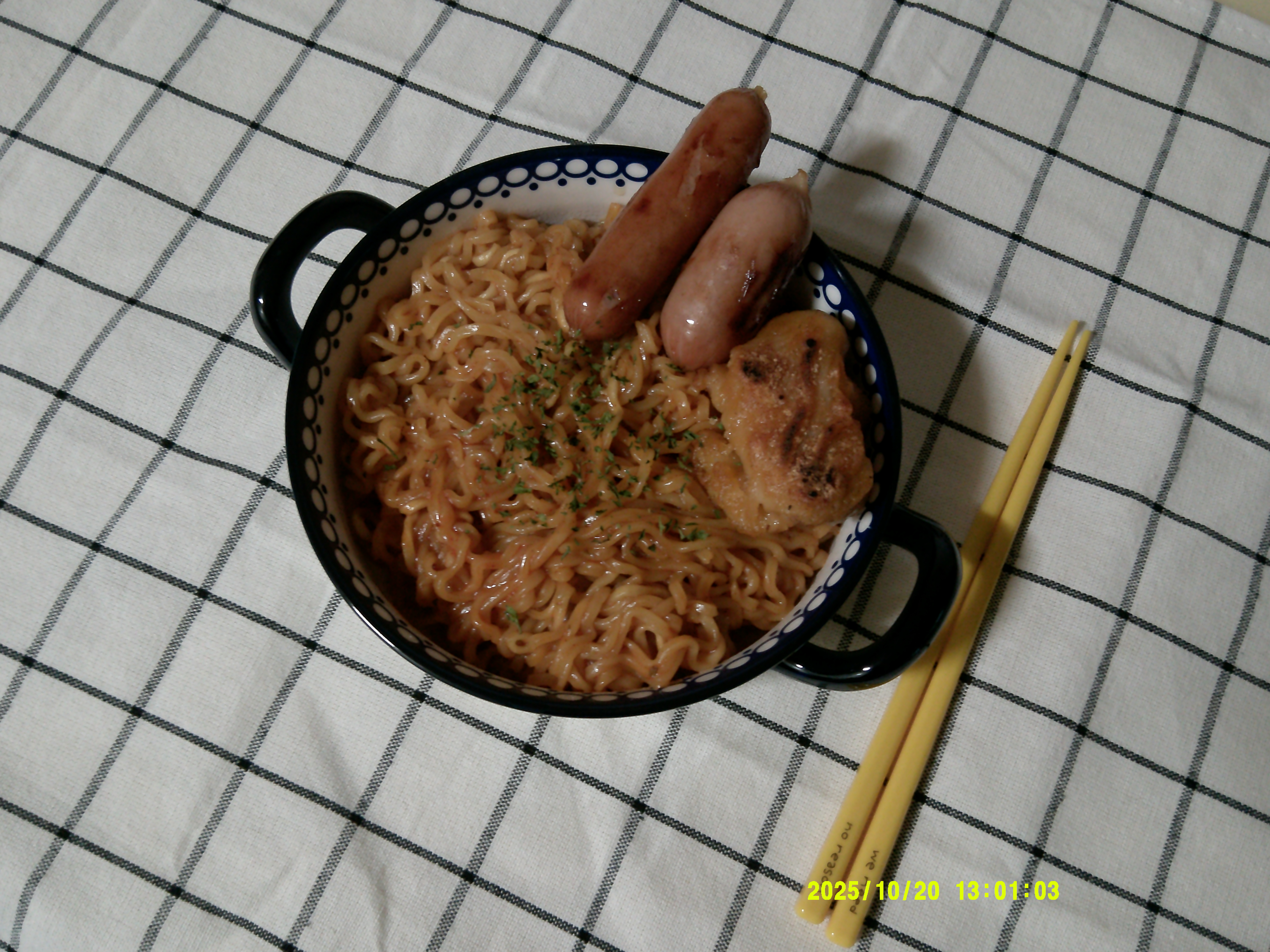 헤헤.... 쌀과자 2개랑 킷캣까지 먹음. 그렇게 됐다. 먹으니 과자가 땡기더라구요. 분명 점심 100g 정도 먹으려고 했는데 과자 포함 400