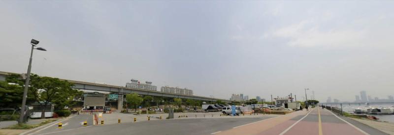 (사진 출처: 카카오 지도 망원 선착장 근처 2015년 8월 로드뷰) 여름은 겨울의 보트에 다시 올라탔다. "빨리! 시동 걸어!" 겨울은 당황하