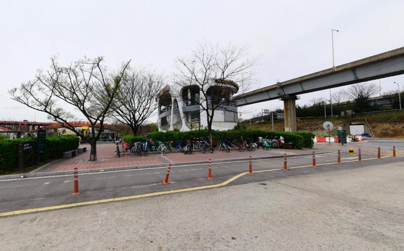 (사진 출처: 네이버 지도 한강버스 망원 선착장 따릉이 대여소가 설치 되기 전인 2018년 4월 거리뷰) "계획적으로 행동해야해." 여름이 진지