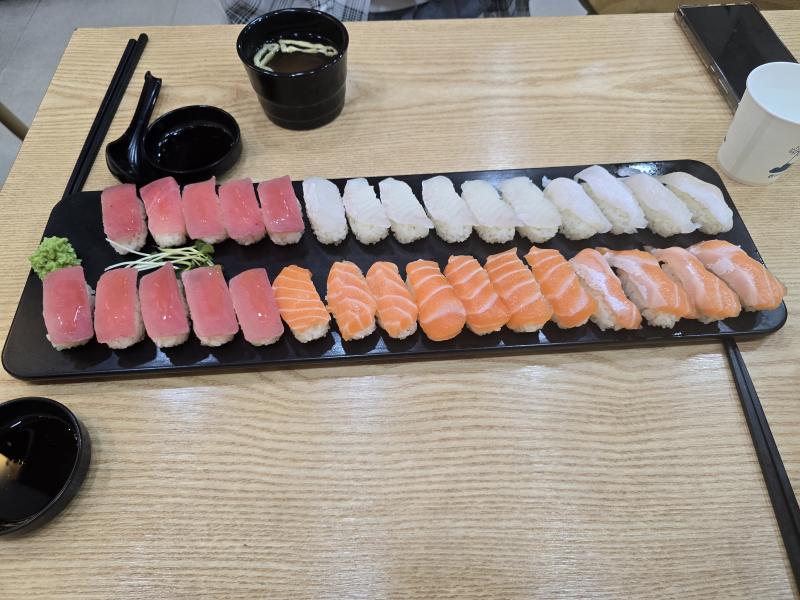 초밥을 먹엇어여 그리고 좀 가난해짐 이번달 쓰려고 했던 돈이 한..4만원 남았고 내일 버스비 2만원 정도 빠질 예정 다음달 중순 쯤에 예금 하나