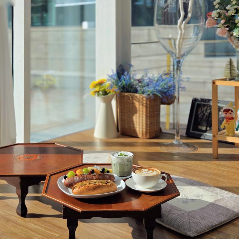 불고기치즈 바게트🥖 과일 생크림빵🥖 쑥크림라떼☕️ 카페라떼☕️ 💬 신상빵이 나왔길래 냠냠🩷