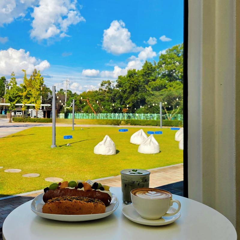 불고기치즈 바게트🥖 과일 생크림빵🥖 쑥크림라떼☕️ 카페라떼☕️ 💬 신상빵이 나왔길래 냠냠🩷