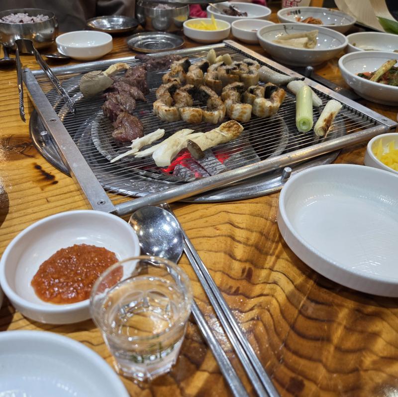 술 마시는 사람은 5명인데 9병 마시구 2차 노래방 가서 쏘맥 말아머굼..숨에서 술 냄새 안 날 수가 엄따..