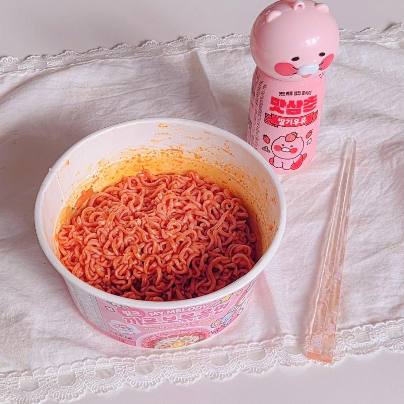 마멜 핑크 까르보볶음면🍜 아이스 생초콜릿 초코맛🍦 맛삼춘 딸기우유🥛 💬 오늘애 아팀🍽